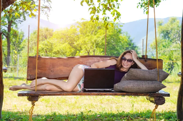 Biznes kobieta z laptopa na zewnątrz, wolnego miejsca. — Zdjęcie stockowe