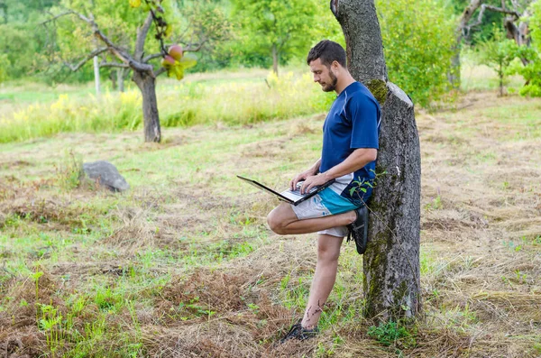 Ділова людина з ноутбуком на відкритому повітрі, вільне місце . — стокове фото