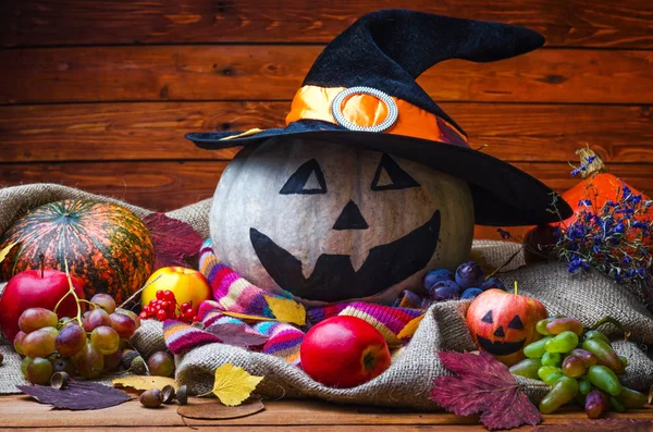 Halloween, composição de férias com uma abóbora e decoração de outono o — Fotografia de Stock