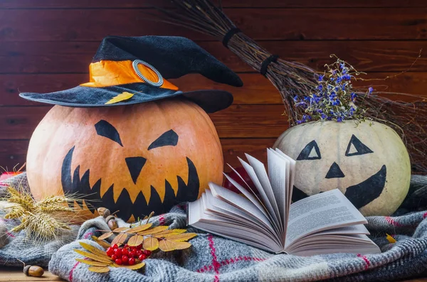 Conceito de Halloween: abóboras, chapéu, livro e folhas de outono em um wo — Fotografia de Stock