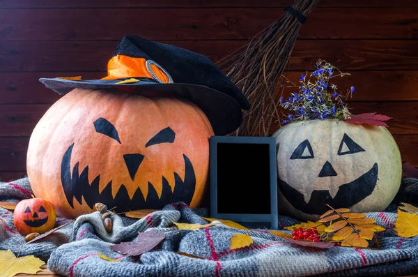 Conceito de Halloween: abóboras, vassoura, tablet e folhas de outono em — Fotografia de Stock