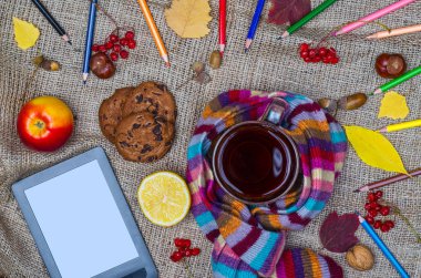 Sonbahar arka plan kavramı: sıcak çay, tablet, yaprakları ve renkli p