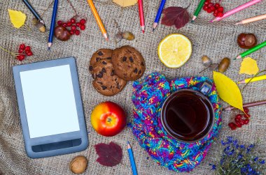Sonbahar arka plan: bir tablet, bir fincan çay ve renkli cardashi t