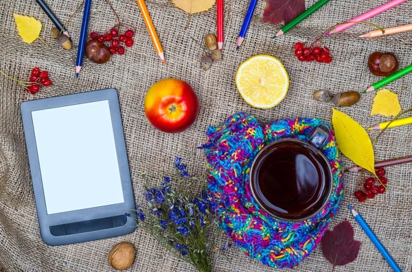 Sonbahar arka plan: bir tablet, bir fincan çay ve renkli cardashi t