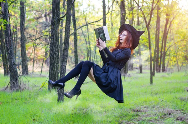 Levitation: cadı zemin üzerinde asılı bir kitap okur bir ho