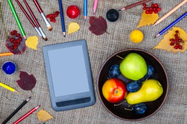 Sonbahar Natürmort: elma, Sarı yapraklar, tablet ve renkli kalem