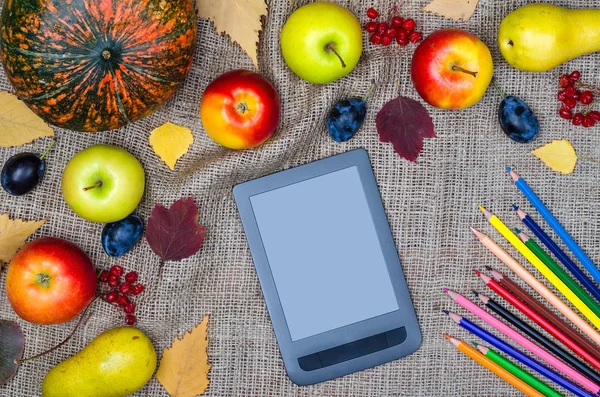 Sonbahar Natürmort: kabak, elma, Sarı yapraklar, tablet ve co