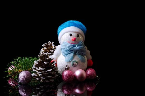 Composição de Natal: boneco de neve, bolas de Natal e isolado de cone — Fotografia de Stock