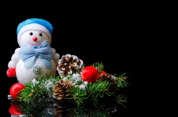 Рождественская композиция: снеговик, рождественские балы и конусная изоляция — стоковое фото