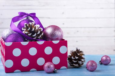 Noel dekorasyon kopya alanı ile bir kutu içinde.