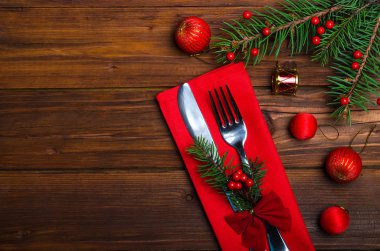 Noel masa: bıçak ve çatal, peçete ve Noel ağacı branc