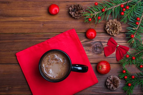 Mesa de Navidad y una taza de chocolate caliente vista superior . — Foto de Stock