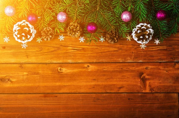 Χριστουγεννιάτικο ξύλινο υπόβαθρο με έλατο και κώνους κάτοψη. — Φωτογραφία Αρχείου