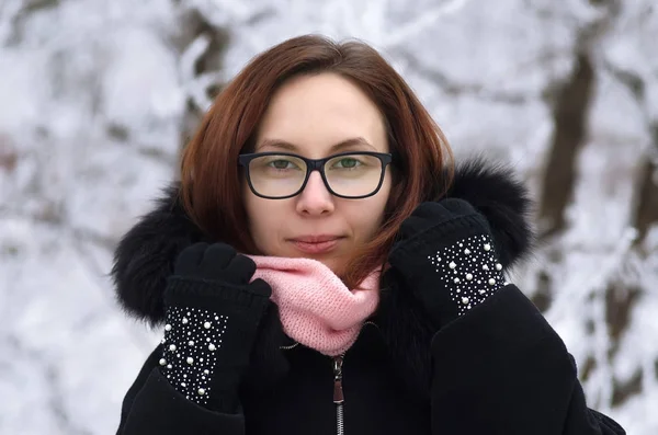 Retrato de invierno de una mujer hermosa . — Foto de Stock