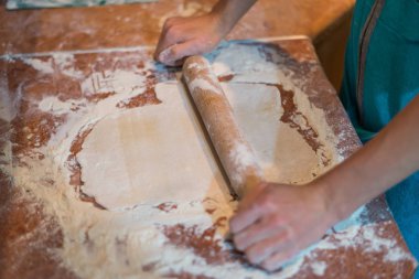 Eller yemek pişirmek için hamur yoğurmak.