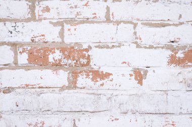 Eski püskü hasarlı beyaz sıva ile eski kırmızı tuğla duvar.