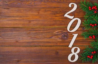 Bir Noel ağacı ve kopya alanı ile kırmızı meyveler üstten görünüm dalları ile Noel ahşap arka plan.