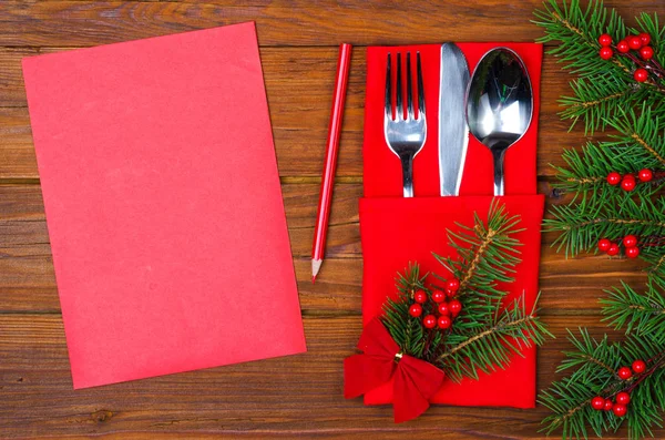 Podłoże do pisania w menu świąteczne, czerwony papier na starym drewnianym stole. — Zdjęcie stockowe