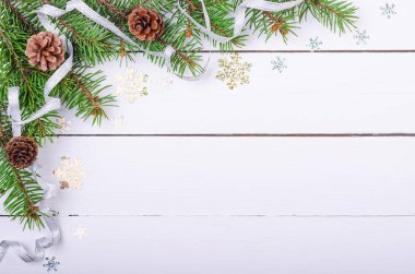 Noel Noel ağaç dalları ve Xmas süslemeleri ahşap arka plan.