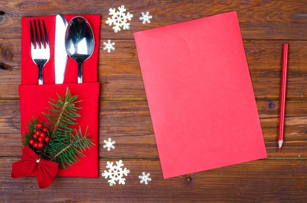 Bakgrund för att skriva den jul menyn, rött papper på gamla träbord. — Stockfoto