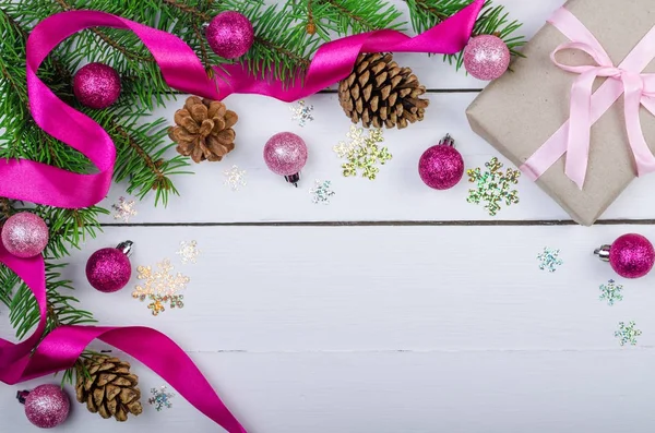 Fundo de madeira de Natal com galhos de árvore de Natal e decorações de Natal . — Fotografia de Stock