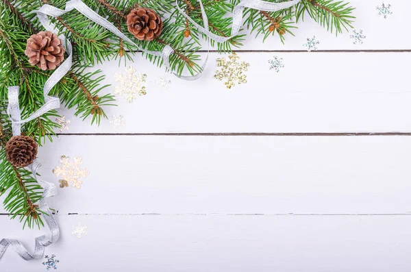 Noel Noel ağaç dalları ve Xmas süslemeleri ahşap arka plan.