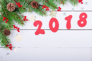 Noel Noel ağaç dalları ve Xmas süslemeleri ahşap arka plan.