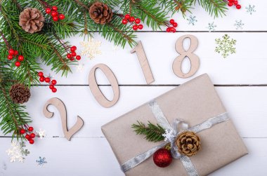 Noel süslemeleri ve ahşap beyaz masa, üstten görünüm üzerinde bir hediye kutuları arka plan.