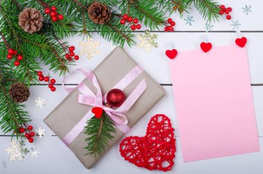 Noel hediye kutusu ve kağıt, en iyi görünümünün sayfa boş arka plan.