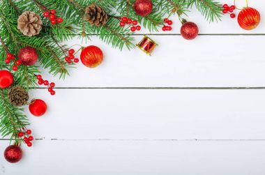 Noel Noel ağaç dalları ve Xmas süslemeleri ahşap arka plan.