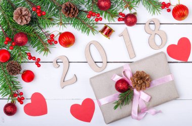 Noel süslemeleri ve ahşap beyaz masa, üstten görünüm üzerinde bir hediye kutusu arka plan.