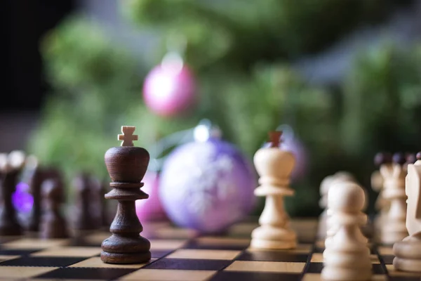 Різдвяна ялинка і шахова дошка з фігурами . — стокове фото
