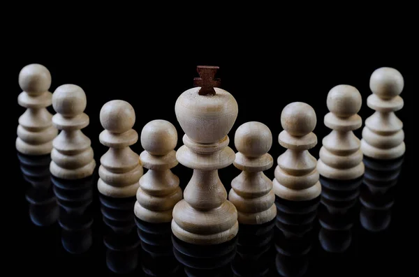 Дерев'яні шахи ізольовані на чорному тлі . — стокове фото