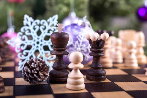 Різдвяна ялинка і шахова дошка з фігурами . — стокове фото