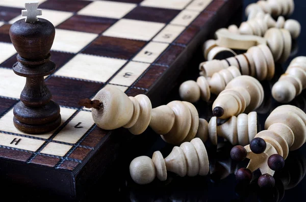 Шахові фігури на дерев'яній дошці . — стокове фото