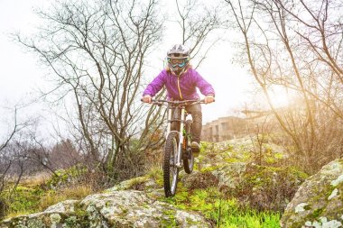 Enduro bisikletçi dağ bisikleti kayalık izini sürme.