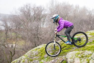 Enduro bisikletçi dağ bisikleti kayalık izini sürme.