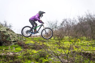 Enduro bisikletçi dağ bisikleti kayalık izini sürme.