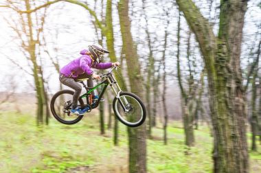Enduro bisikletçi dağ bisikleti kayalık izini sürme.