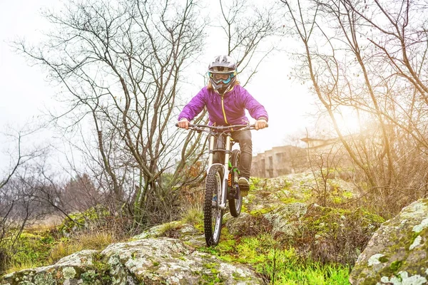 Ciclista de enduro montando la bicicleta de montaña en el sendero rocoso . — Foto de Stock