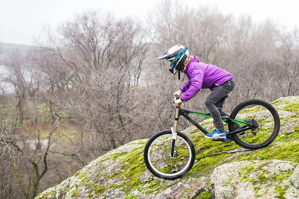 Enduro bisikletçi dağ bisikleti kayalık izini sürme.