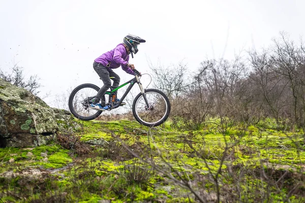 Enduro bisikletçi dağ bisikleti kayalık izini sürme.