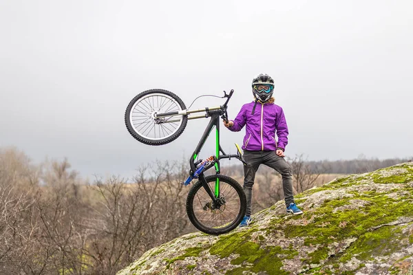 Cyklist som innehar en mountainbike på toppen av det fria utrymmet. — Stockfoto