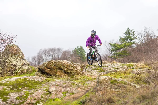 Эндуро Велосипедист верхом на горном велосипеде по скалистой тропе . — стоковое фото