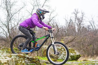 Enduro bisikletçi dağ bisikleti kayalık izini sürme.