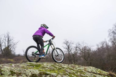 Enduro bisikletçi sürme dağ bisikleti Rocky izinde kopya boş disk alanı.