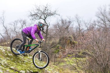 Enduro bisikletçi dağ bisikleti kayalık izini sürme.
