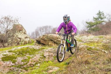 Bisikletçi dağ bisikleti, metniniz için boş alan üzerinde dağdan iner.