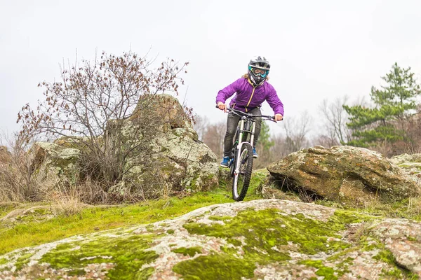 Enduro cyklist ridning den mountainbike på Rocky Trail, kopiera ledigt utrymme. — Stockfoto