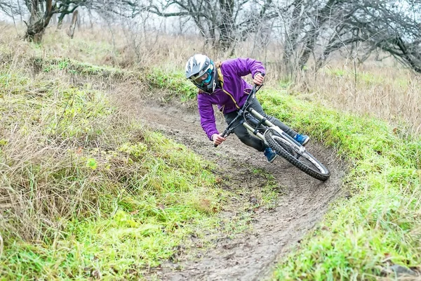 Enduro bisikletçi dağ bisikleti kayalık izini sürme. — Stok fotoğraf